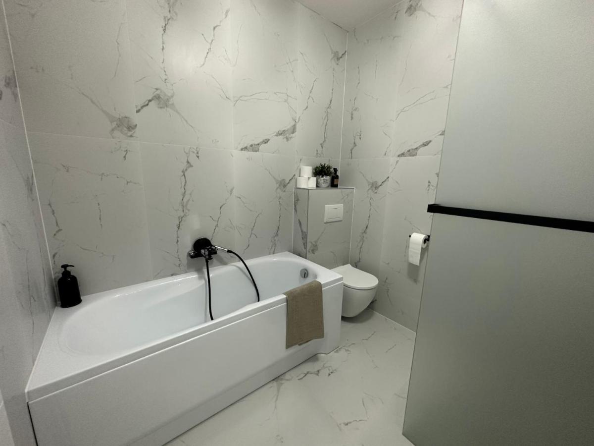 Klimatizovany Apartmanovy Dom S Virivkou, 9A Senec Bagian luar foto
