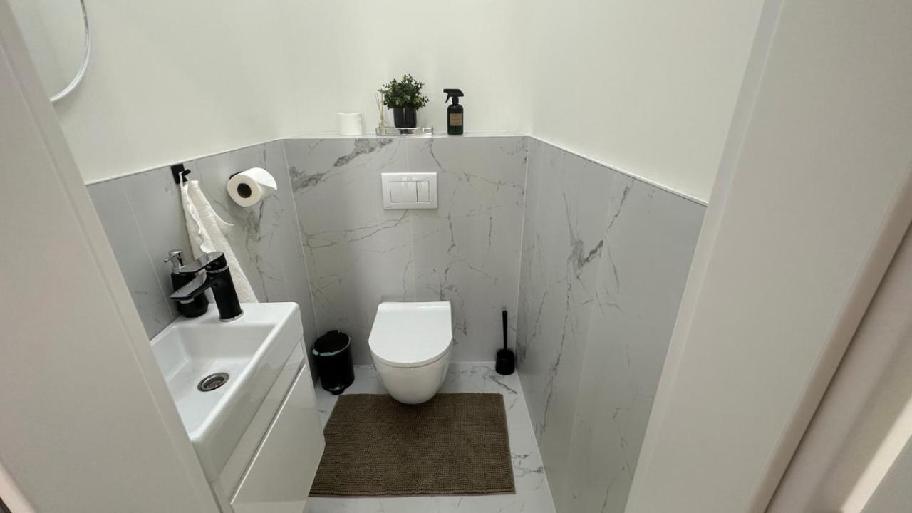 Klimatizovany Apartmanovy Dom S Virivkou, 9A Senec Bagian luar foto
